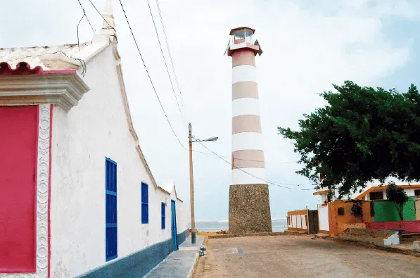 El faro de Adícora frente al mar, símbolo del pueblo.