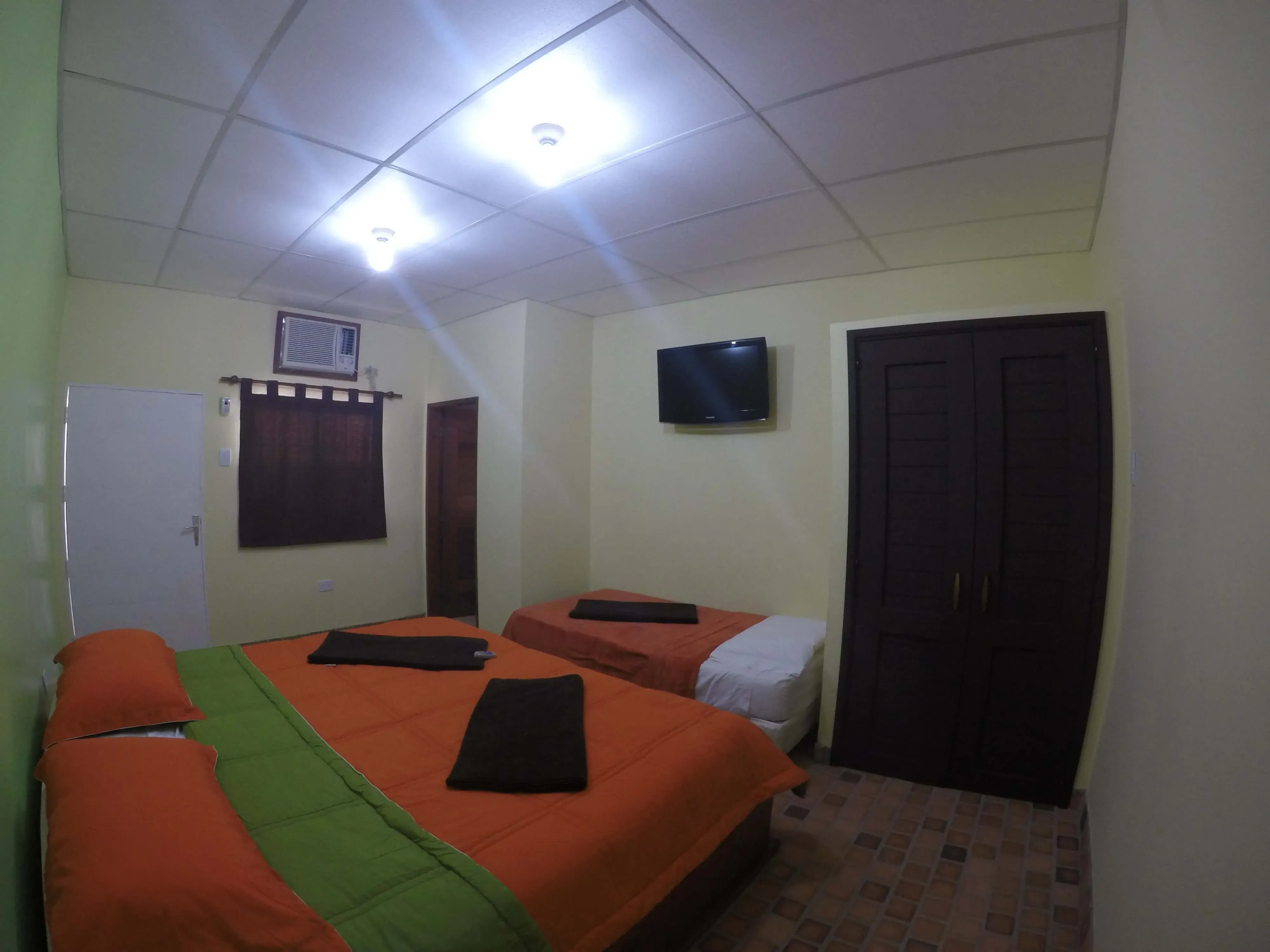 Habitación doble deluxe de la posada, amplia y luminosa.