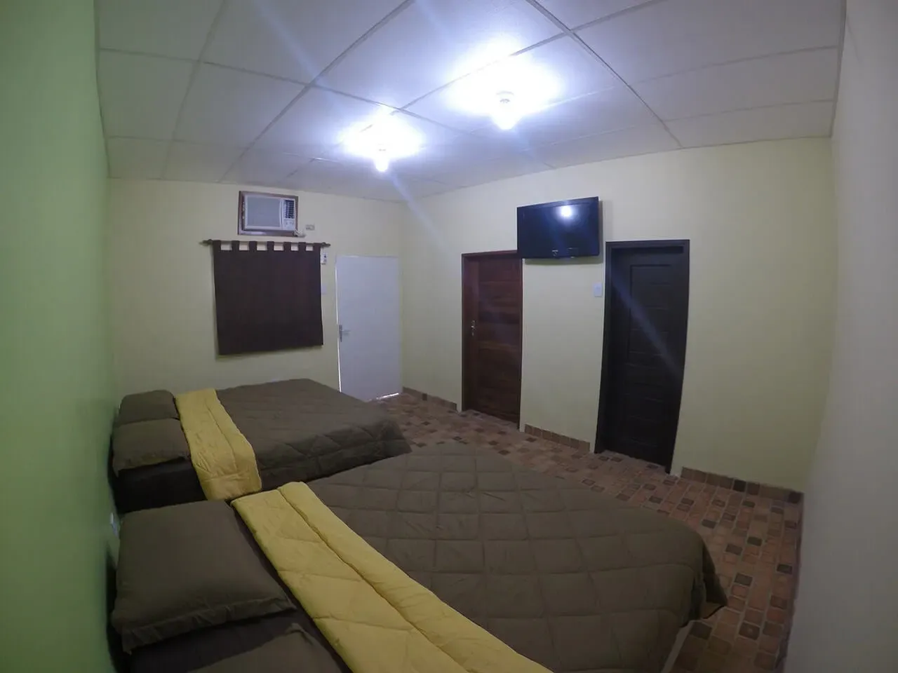 Habitación doble queen con dos camas amplias.