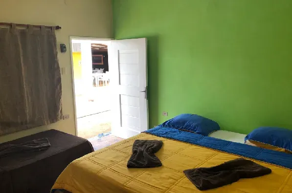Habitación doble con cama queen y cama individual.